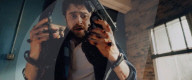 PEOPLE - Daniel Radcliffe in einem Clip aus neuem Film "Guns Akimbo", mit angeschraubten Pistolen an seinen Händen.