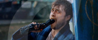 PEOPLE - Daniel Radcliffe in einem Clip aus neuem Film "Guns Akimbo", mit angeschraubten Pistolen an seinen Händen.