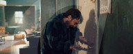 PEOPLE - Daniel Radcliffe in einem Clip aus neuem Film "Guns Akimbo", mit angeschraubten Pistolen an seinen Händen.