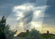 FEATURE - In den Himmel geschraubt: Kuriose Wolkenformation am Himmel über Birmingham