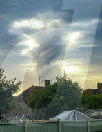 FEATURE - In den Himmel geschraubt: Kuriose Wolkenformation am Himmel über Birmingham