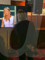 PEOPLE - Brad Pitt hört sich die Dankesrede von Ex Jennifer Aniston bei der Verleihung der SAG-Awards genau an