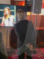 PEOPLE - Brad Pitt hört sich die Dankesrede von Ex Jennifer Aniston bei der Verleihung der SAG-Awards genau an