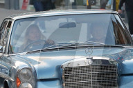 PEOPLE - Kate Moss steuert in London einen Mercedes-Oldtimer