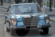 PEOPLE - Kate Moss steuert in London einen Mercedes-Oldtimer