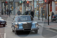 PEOPLE - Kate Moss steuert in London einen Mercedes-Oldtimer