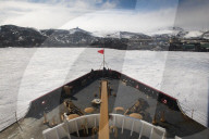 FEATURE - Küstenwache-Schiff Polar Star räumt einen Weg durch das antarktische Eis für Hilfsschiffe