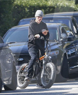 PEOPLE - Justin Bieber am Smartphone unterwegs auf seinem Ebike