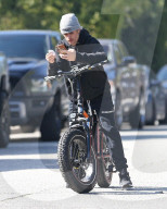 PEOPLE - Justin Bieber am Smartphone unterwegs auf seinem Ebike