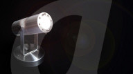 FEATURE - Neuartige Lampe öffnet ein oder zwei Fenster zur Welt