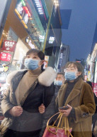 NEWS - Coronavirus: Menschen tragen Masken beim Shopping in Seoul