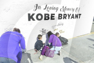 PEOPLE -  Trauer um NBA Superstar Kobe Bryant beim Staples Center in LA