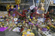 PEOPLE -  Trauer um NBA Superstar Kobe Bryant beim Staples Center in LA
