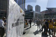 PEOPLE -  Trauer um NBA Superstar Kobe Bryant beim Staples Center in LA