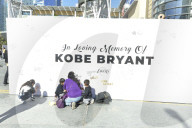PEOPLE -  Trauer um NBA Superstar Kobe Bryant beim Staples Center in LA