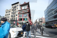 NEWS - Coronavirus: Menschen tragen medizinische Masken als Vorsichtsmassnahme in New York