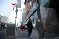 NEWS - Coronavirus: Menschen tragen medizinische Masken als Vorsichtsmassnahme in New York