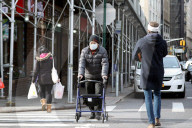 NEWS - Coronavirus: Menschen tragen medizinische Masken als Vorsichtsmassnahme in New York