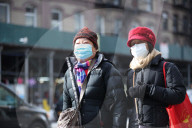 NEWS - Coronavirus: Menschen tragen medizinische Masken als Vorsichtsmassnahme in New York