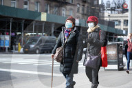NEWS - Coronavirus: Menschen tragen medizinische Masken als Vorsichtsmassnahme in New York