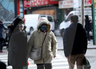 NEWS - Coronavirus: Menschen tragen medizinische Masken als Vorsichtsmassnahme in New York