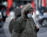 NEWS - Coronavirus: Menschen tragen medizinische Masken als Vorsichtsmassnahme in New York