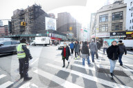 NEWS - Coronavirus: Menschen tragen medizinische Masken als Vorsichtsmassnahme in New York