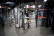 NEWS - Coronavirus: Menschen tragen medizinische Masken als Vorsichtsmassnahme in New York