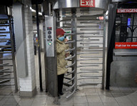 NEWS - Coronavirus: Menschen tragen medizinische Masken als Vorsichtsmassnahme in New York