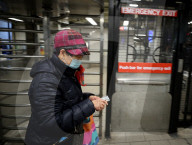 NEWS - Coronavirus: Menschen tragen medizinische Masken als Vorsichtsmassnahme in New York