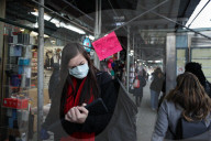 NEWS - Coronavirus: Menschen tragen medizinische Masken als Vorsichtsmassnahme in New York