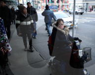 NEWS - Coronavirus: Menschen tragen medizinische Masken als Vorsichtsmassnahme in New York