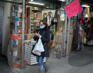 NEWS - Coronavirus: Menschen tragen medizinische Masken als Vorsichtsmassnahme in New York