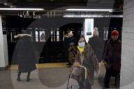 NEWS - Coronavirus: Menschen tragen medizinische Masken als Vorsichtsmassnahme in New York