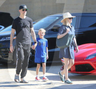 PEOPLE - Reese Witherspoon im Park mit Familie