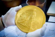 FEATURE - Traditionsprägung: 5 Kg Goldmünze im Wert von 300'000 Pfund