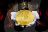 FEATURE - Traditionsprägung: 5 Kg Goldmünze im Wert von 300'000 Pfund