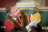 FEATURE - Traditionsprägung: 5 Kg Goldmünze im Wert von 300'000 Pfund