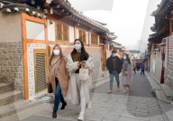 NEWS - Coronavirus: Maskierte Passanten in Seoul