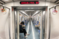 NEWS - Coronavirus: Alltag in Pekings U-Bahn