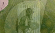 FEATURE - Riesenporträt von Kobe Bryant mit Rasenmäher in Kalifornien
