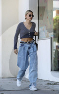 PREMIUM EXCLUSIVE Hailey Baldwin Nails 80s Casual