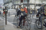 FEATURE - Emoji-Display auf Velo-Jacke soll Radfahren sicherer machen