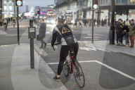 FEATURE - Emoji-Display auf Velo-Jacke soll Radfahren sicherer machen