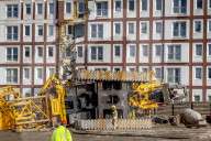 NEWS -  Rotterdam: Umgestürzte Ramme beschädigt Fassade eines Wohnhauses