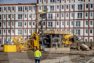 NEWS -  Rotterdam: Umgestürzte Ramme beschädigt Fassade eines Wohnhauses