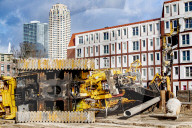 NEWS -  Rotterdam: Umgestürzte Ramme beschädigt Fassade eines Wohnhauses