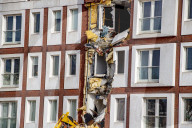 NEWS -  Rotterdam: Umgestürzte Ramme beschädigt Fassade eines Wohnhauses