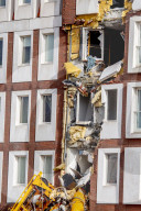 NEWS -  Rotterdam: Umgestürzte Ramme beschädigt Fassade eines Wohnhauses