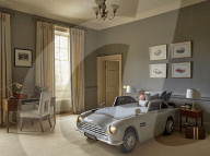 FEATURE - James Bond-Kinderbett kostet mehr als ein Familienauto